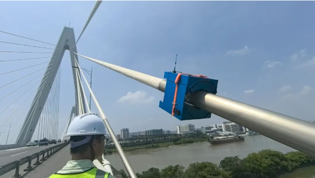 PG-17-30型爬索机器人在江门市大南沙大桥缆索检测现场 PG-17-30型爬索机器人在江门市大南沙大桥缆索检测现场